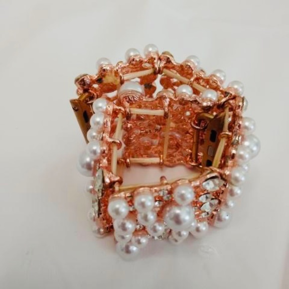 Pearl & Rhinestone Apple Watch band - Picture 4 of 5